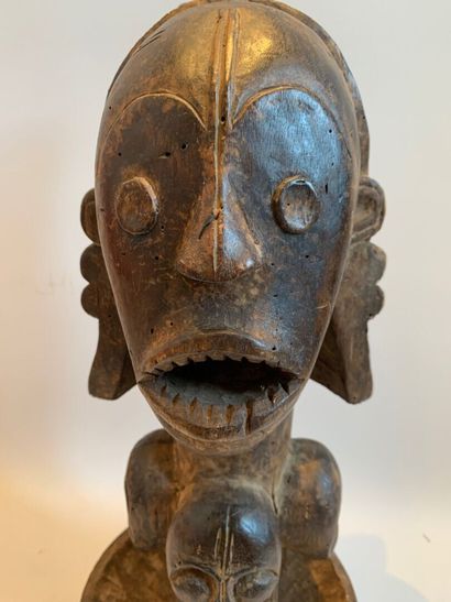 AFRIQUE.

TETE SCULPTEE à long cou, coiffure...
