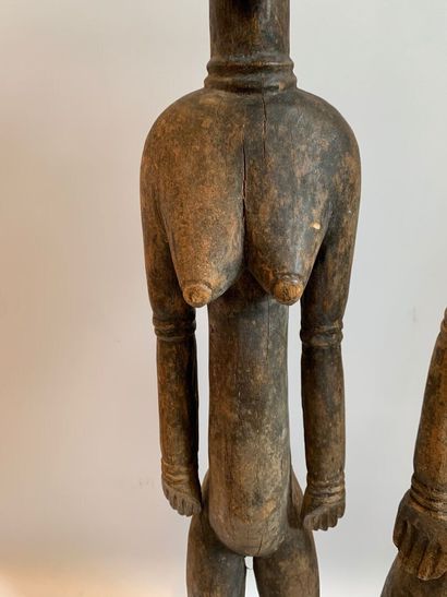 AFRIQUE.

COUPLE en bois sculpté et patiné...