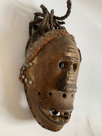DAN, Côte d'Ivoire.

MASQUE de forme ovale...