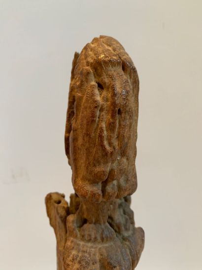 AFRIQUE.

FIGURE FEMININE en bois clair sculpté...