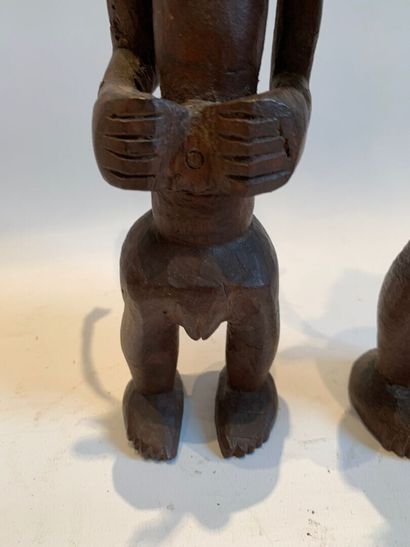 AFRIQUE.

COUPLE DE STATUETTES en bois sculpté...