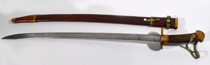 Sabre chinois à poignée recouverte d'un laçage...
