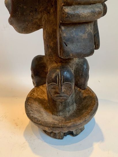 AFRIQUE.

TETE SCULPTEE à long cou, coiffure...