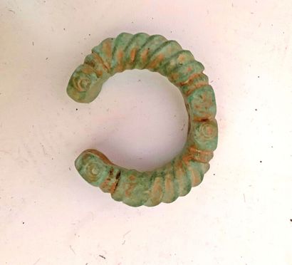 AFRIQUE.

LOT comprenant quatre BRACELETS...