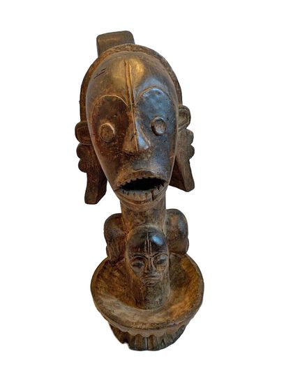 AFRIQUE.

TETE SCULPTEE à long cou, coiffure...