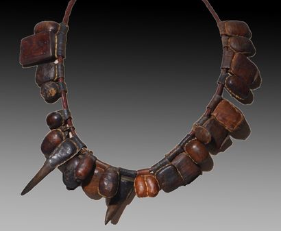 Lot comprenant 4 colliers porte-amulettes...