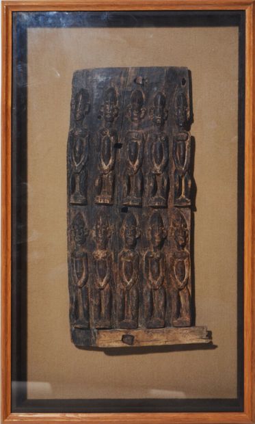 Fragment de porte en bois à patine brune...