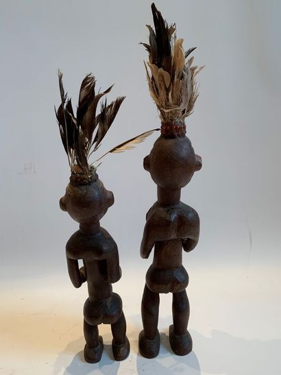 AFRIQUE.

COUPLE DE STATUETTES en bois sculpté...