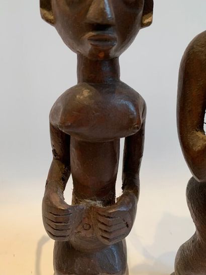 AFRIQUE.

COUPLE DE STATUETTES en bois sculpté...