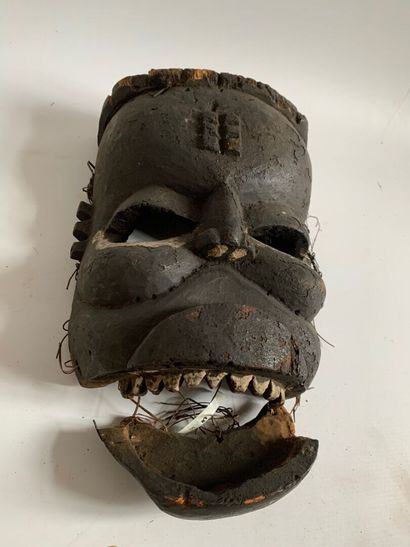 OGONI, Nigéria.

MASQUE en bois sculpté et...