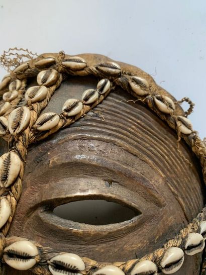 LEGA, Congo.

MASQUE type carapace orné de...