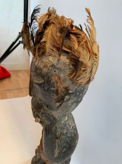 AFRIQUE.

FIGURE DE RELIQUAIRE en bois sculpté...