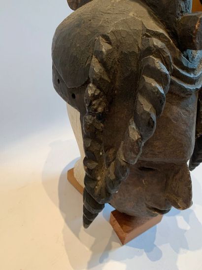 NIGERIA.

MASQUE CASQUE à visage anthropomorphe...