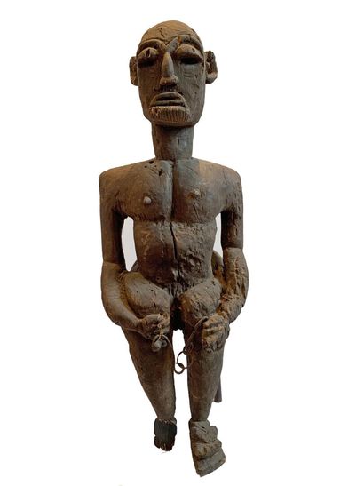 Type DOGON, Mali.

FIGURE MASCULINE ASSISE...