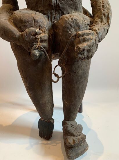 Type DOGON, Mali.

FIGURE MASCULINE ASSISE...