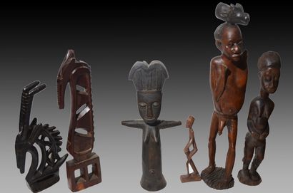 Réunion de 12 sculptures africaines en bois.

Hauteur...