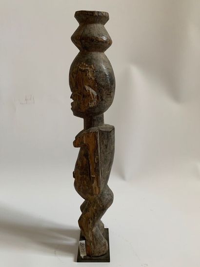 AFRIQUE.

STATUE en bois sculpté représentant...