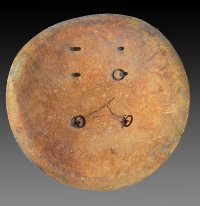 INDE 

Bouclier rond en peau et cabochons...