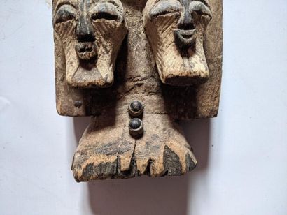 CONGO 

STATUETTE en bois sculpté et patiné...