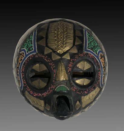 LUBA, Congo

MASQUE semi-sphérique en bois...