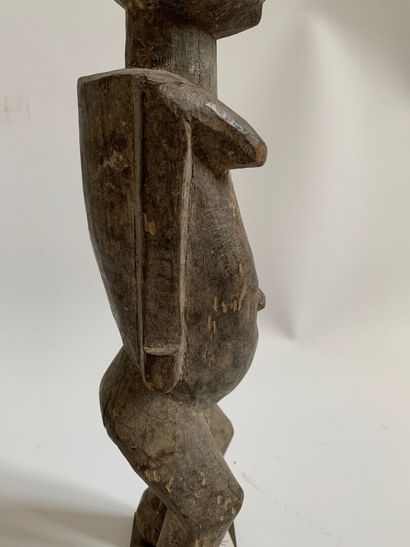 AFRIQUE.

STATUE en bois sculpté représentant...