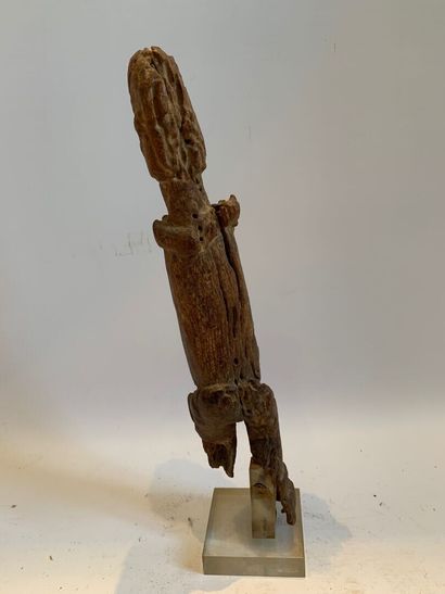 AFRIQUE.

FIGURE FEMININE en bois clair sculpté...