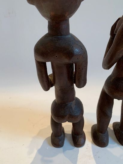 AFRIQUE.

COUPLE DE STATUETTES en bois sculpté...
