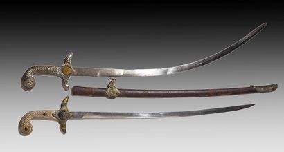 Réunion de deux sabre dits 