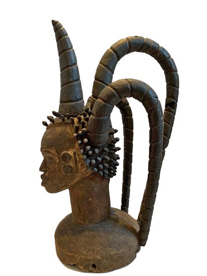 Style EKOI, Nigeria.

MASQUE en bois sculpté...