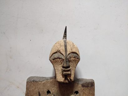 CONGO 

STATUETTE en bois sculpté et patiné...