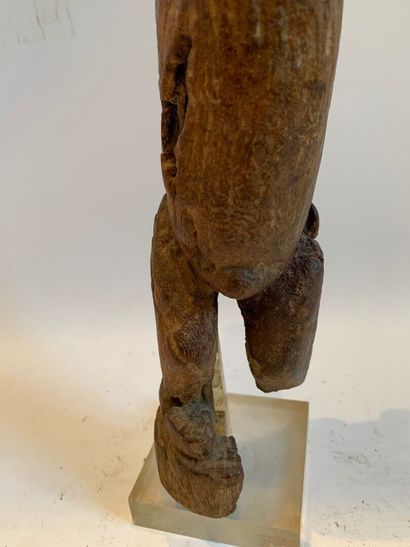 AFRIQUE.

FIGURE FEMININE en bois clair sculpté...