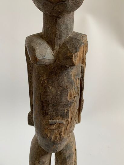 AFRIQUE.

STATUE en bois sculpté représentant...