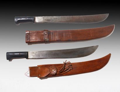 Réunion de deux machettes avec fourreau cuir...