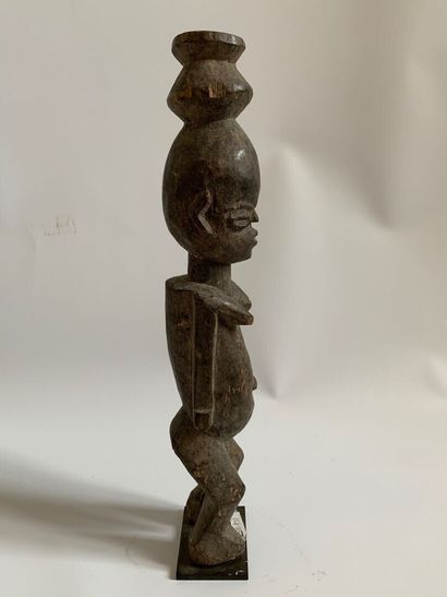 AFRIQUE.

STATUE en bois sculpté représentant...