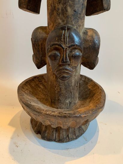 AFRIQUE.

TETE SCULPTEE à long cou, coiffure...