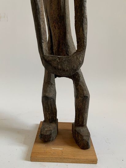 AFRIQUE

FIGURE MASCULINE en bois sculpté,...