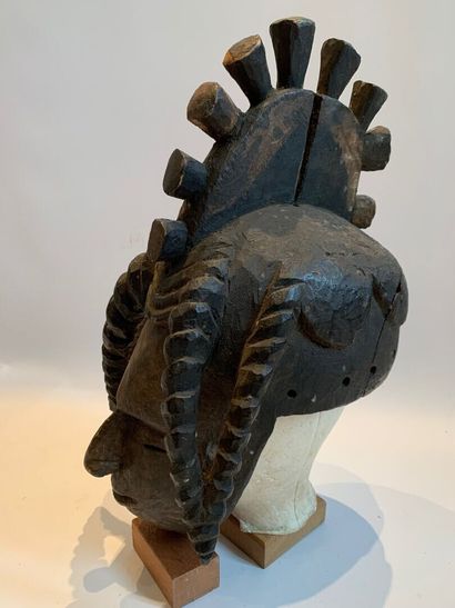 NIGERIA.

MASQUE CASQUE à visage anthropomorphe...