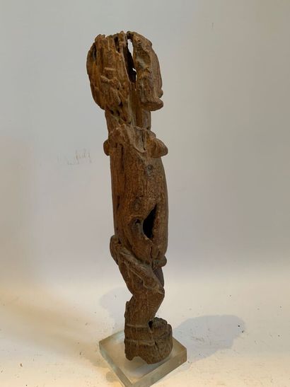 AFRIQUE.

FIGURE FEMININE en bois clair sculpté...