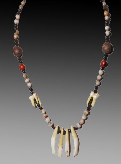Ensemble de quatre colliers fait de dents,...