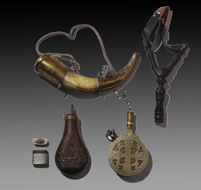 Lot d'objets de vitrine comprenant fioles,...