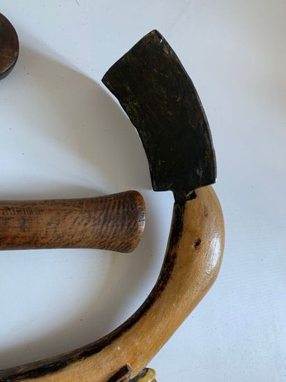 AFRIQUE. LOT comprenant trois outils agricoles...