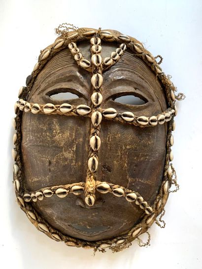 LEGA, Congo.

MASQUE type carapace orné de...