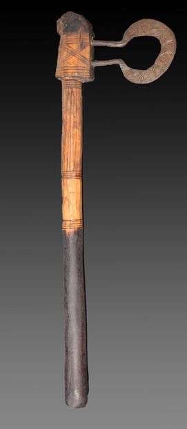 ÉTHIOPIE

Hache à manche en bois sculpté,...