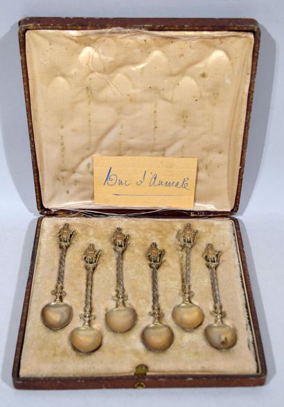 Suite de 6 petites cuillères à moka en argent...