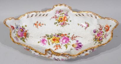 Large corbeille en porcelaine polychrome...