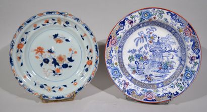 Suite de trois assiettes en porcelaine Imari....