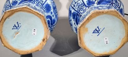 Paire de vases à oignons en faïence à décor...