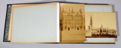 Album de photographies noir et blanc comprenant...