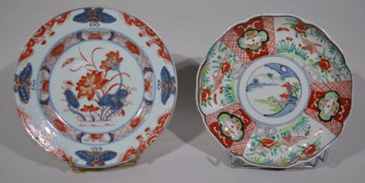 Suite de trois assiettes en porcelaine Imari....