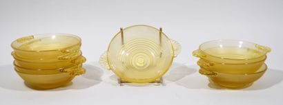 Suite de neuf coupes à fruits en verre moulé...